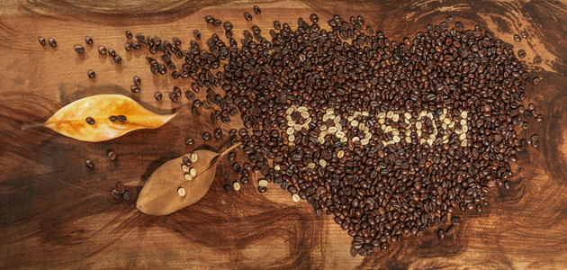 一颗生的和烤的咖啡豆的心，带有文字的激情