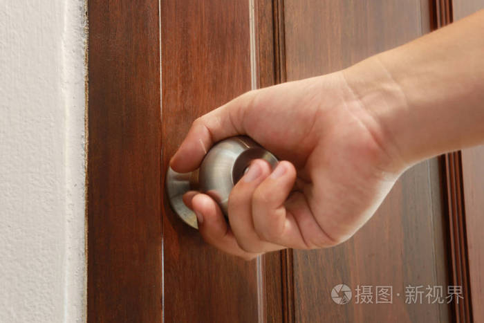 男人用手打开门