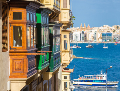 多彩的阳台和旅游船在瓦莱塔，马耳他