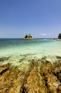 美丽的大自然的日间岛，位于马来西亚丁加奴