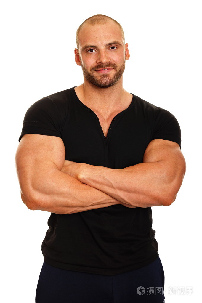 穿着黑色衬衫的肌肉男