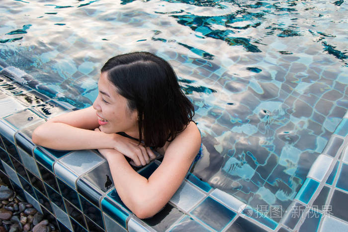 亚洲的年轻女人在游泳池里
