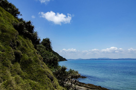 隐藏美丽自然的日间岛位于马来西亚，神奇的岩层，在蓝色天空背景