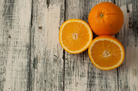 橙色水果切和橙汁上木桌背景