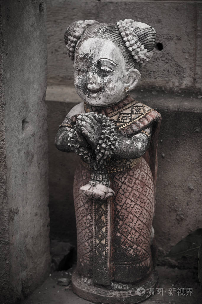 万圣节的可怕公墓雕像