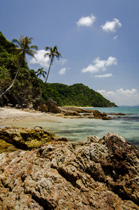 隐藏美丽自然的日间岛位于马来西亚，神奇的岩层，在蓝色天空背景