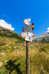 定向跟踪标志在山意大利阿尔卑斯山