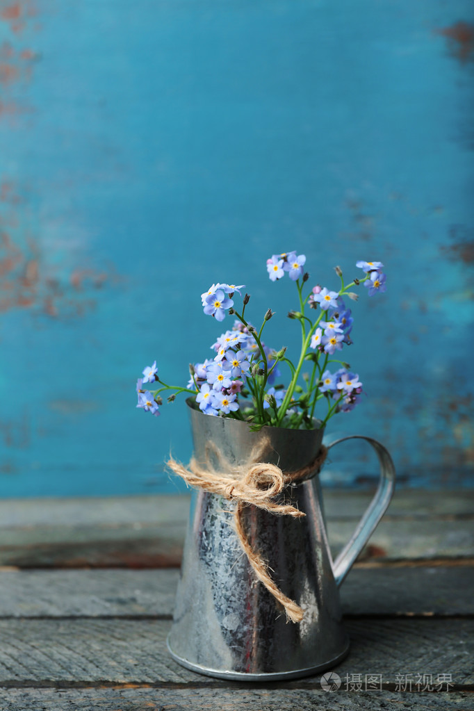 上面放着木制背景忘我花组成