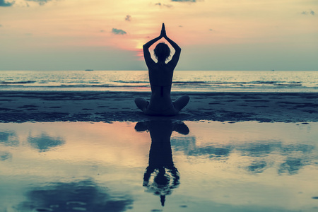 瑜伽女人坐在莲花的姿势照片