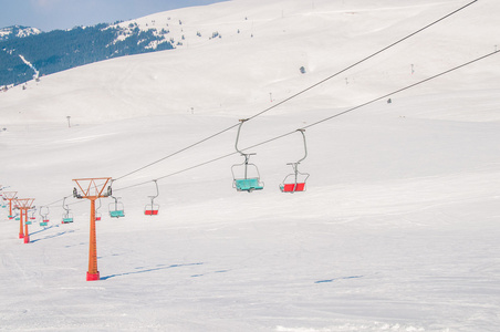 滑雪升降机 durings 明亮冬季的一天