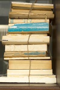 木制书架上旧书的老式色调图片