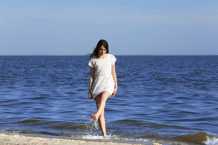 海滩上的漂亮女人