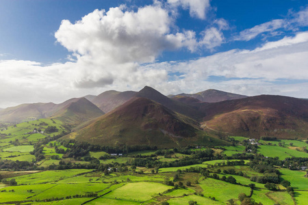 在西湖区，英国 Kenswick 的山谷的全景视图