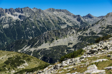 惊人的景观与 Dzhangal 和 Polezhan 的山峰 皮林山