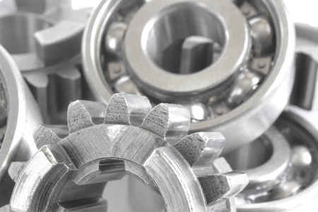 齿轮和轴承在白色的背景照片