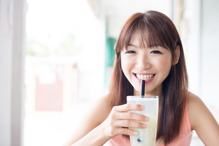 在咖啡馆喝饮料的女人