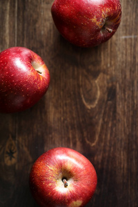 木制的桌子上的红色新鲜苹果