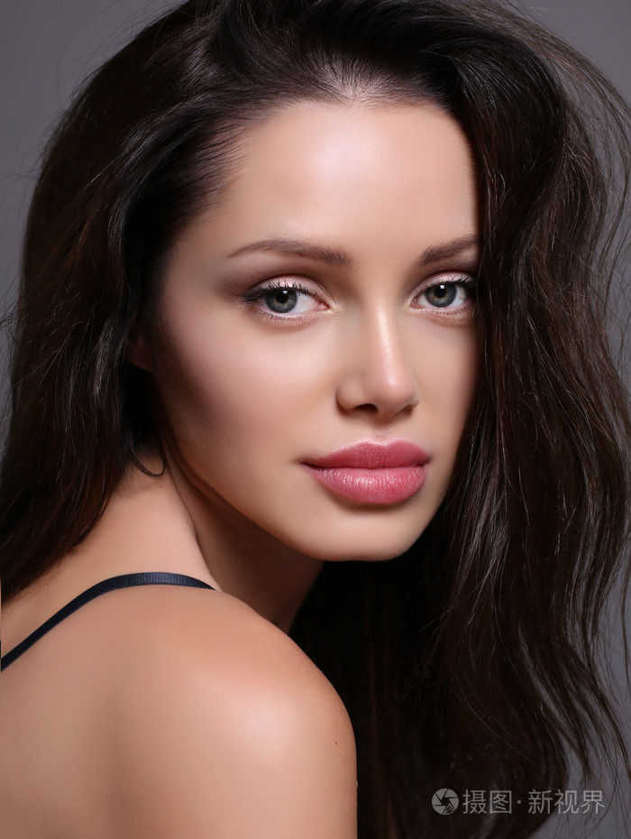 女人,黑头发,迷人的微笑,而完美容光焕发的肌肤