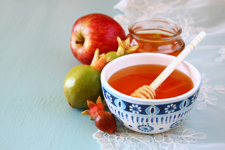 犹太新年 jewesh 假日 概念蜂蜜 苹果 石榴在木桌。传统节日符号
