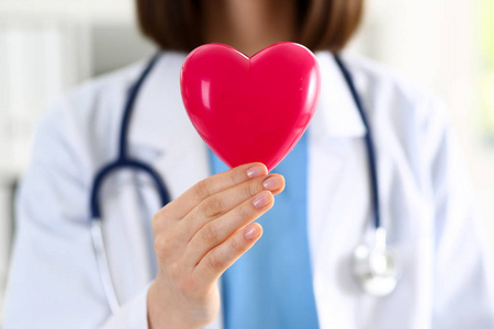 女性医学医生手里拿着红色的心