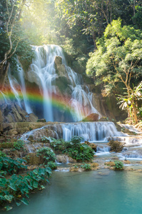 美丽的瀑布与软焦点和在森林里的彩虹