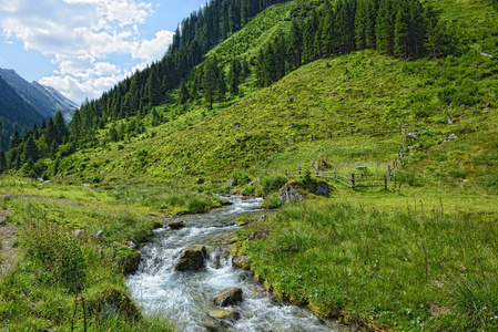 流经蒂罗尔奥地利Zillertal阿尔卑斯山的溪流