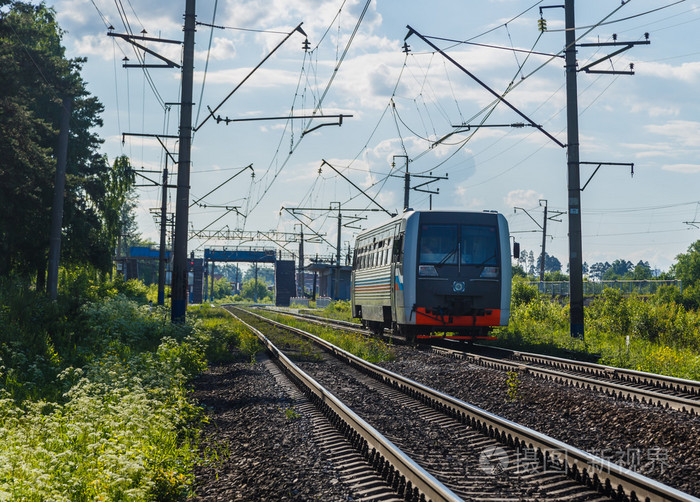 由铁路夏天农村电气化火车去