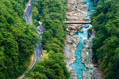 河流和山脉的公路