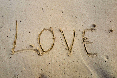 爱写在沙滩
