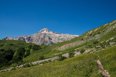 最著名的 30 路线，穿过高山到海洋