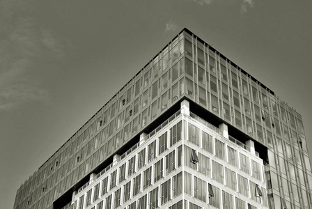 现代商务办公大楼外观。黑色和白色