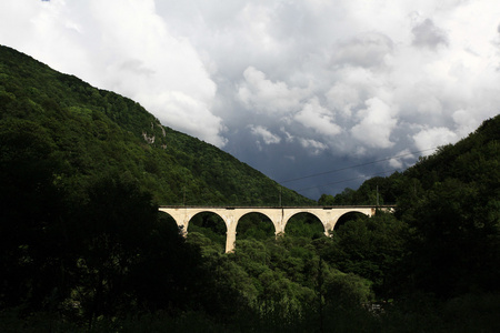 欧洲山风景与桥梁