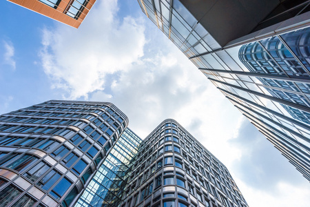 仰视天空仰视城市建筑照片