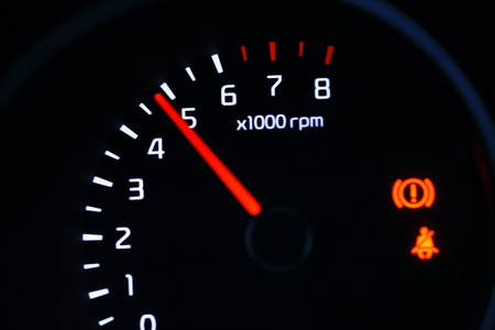 绿色的颜色转速计的汽车带速度表,转速表,里程表,燃油表和档位指示器