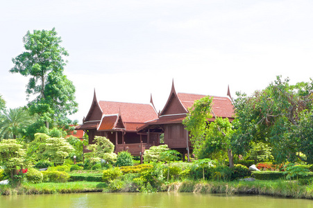 在河旁的花园里的传统泰式房子