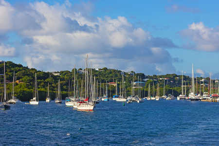 St Thomas 岛，美属维尔京群岛附近的游艇和双体船