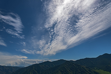 天空云山林