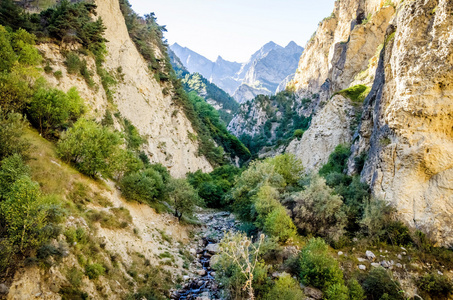 河流从山顶切格姆图片