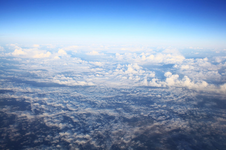 飞机窗口的看法在云彩