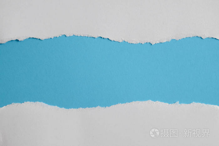 白色与蓝色的背景下,准备设计撕碎的纸片照片-正版商用图片0cw6z1-摄