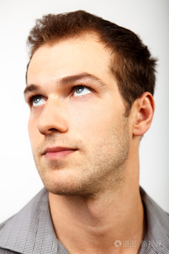 脸上的严肃认真的人仰望