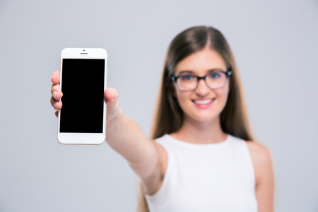 女性青少年显示空白智能手机屏幕