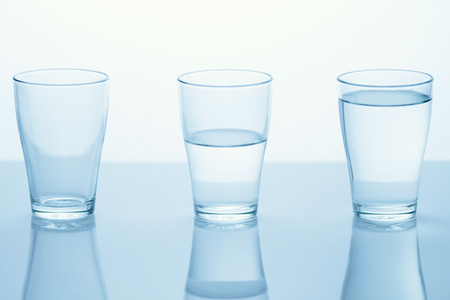 充分的越橘格拉斯用水三杯照片
