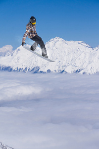 在山上飞滑雪板