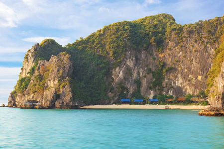 令人惊叹的宁静的哈龙湾海滩