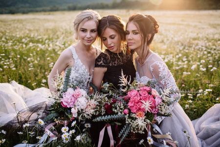 漂亮女孩放松户外,有乐趣,快乐年轻的女士和春绿色自然,和谐让步美丽