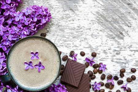 早上的一杯咖啡，紫色的丁香鲜花和巧克力