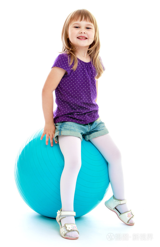 像坐在他身上的小女孩一样用来健身的蓝色大球