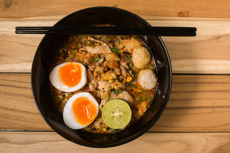 泰国面条碗里的汤味道香辣牛肉面和如煮照片