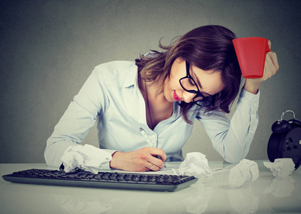 创意忙碌的女人,她伏案工作照片